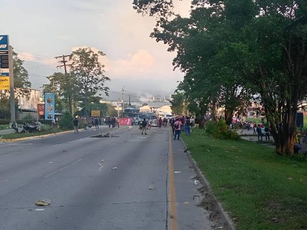 Con quema de llantas protestan en Choloma personas afectadas por la empresa Koriun.