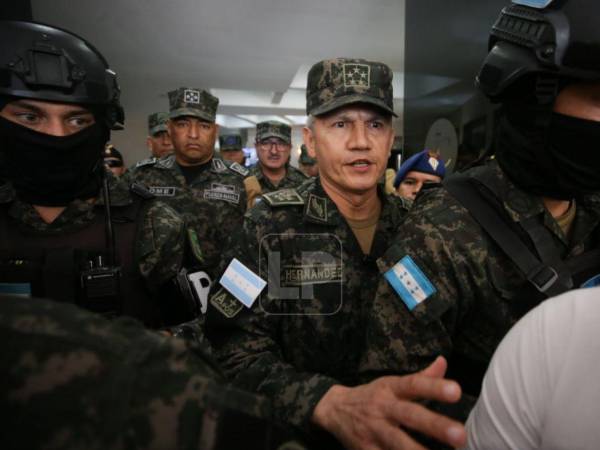El general Roosevelt Hernández es resguardado por militares. Fotografía de archivo.