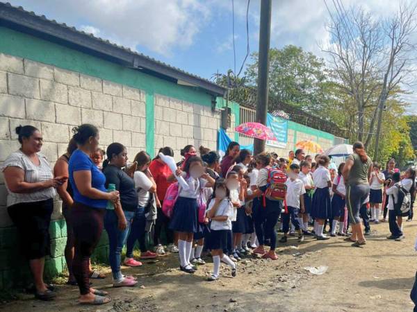 Padres y madres mantienen tomada de forma indefinida la escuela Gladis del Cid, en la colonia Flor de Cuba, para exigir el nombramiento urgente de al menos tres maestros permanentes.