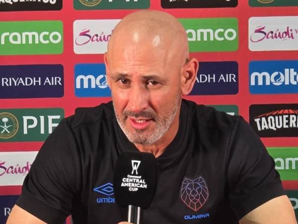 Eduardo Espinel en conferencia de prensa previo a su juego en Copa Centroamericana ante Alianza.