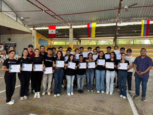 Los jóvenes participantes recibieron un certificado por su participación en el campamento de capacitación.
