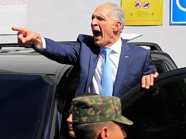 El presidente de Honduras, Nasry Asfura, reacciona a las afueras del Santuario de Suyapa este lunes.