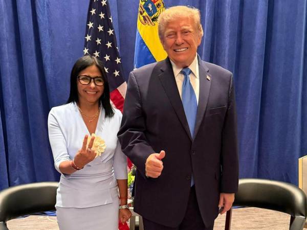 Fotografía difundida en la cuenta oficial en X @delcyrodriguezv de la presidenta interina de Venezuela, Delcy Rodríguez, posando junto al presidente de EE.UU., Donald Trump, este martes, en un encuentro que supone un acercamiento inédito entre Washington y Caracas, en Nueva York (Estados Unidos). EFE/