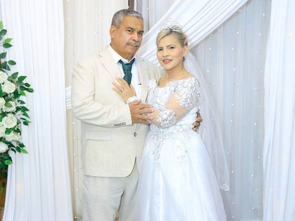 Fidel Claros y Miramar García lucieron elegantes para la esperada ocasión; ambos dieron el sí ante el Creador, luego festejaron con sus parientes y amigos en una íntima recepción.