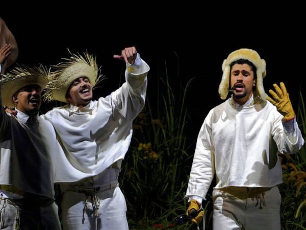 Bad Bunny (d) durante su presentación presenta en el Coliseo de Puerto Rico en San Juan, Puerto Rico.