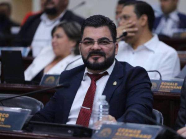 La Constitución de la República de Honduras solo impide que familiares del presidente se postulen como diputados al Congreso Nacional o como presidente de la República.