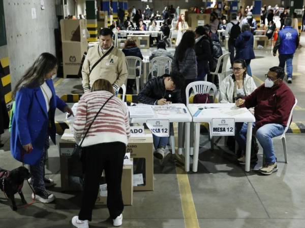 Ciudadanos acudiendo a las urnas durante la jornada electoral del 8 de marzo de 2026 en Bogotá, Colombia.