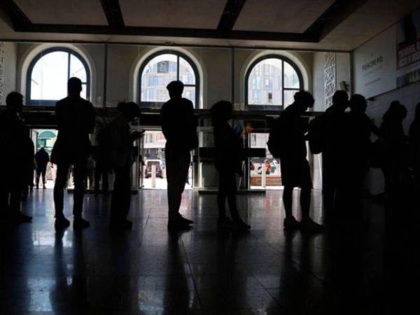 Calles quedaron en oscuridad, tras un masivo apagón que afectó la Península Ibérica el 28 de abril de 2025.