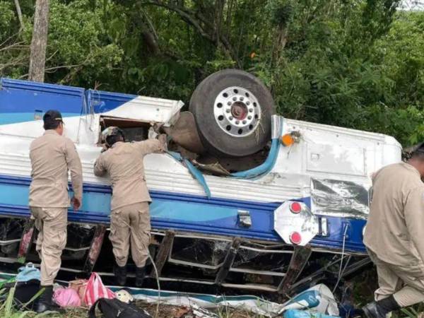 El bus quedó volcado a un lado de la carretera con las llantas hacia arriba.