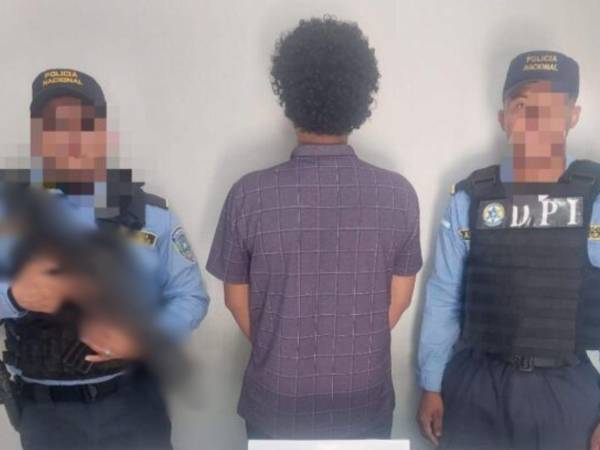 Agentes policiales detuvieron a un menor de edad en el sector de Bonitillo, La Ceiba, por su supuesta participación en la distribución de drogas.