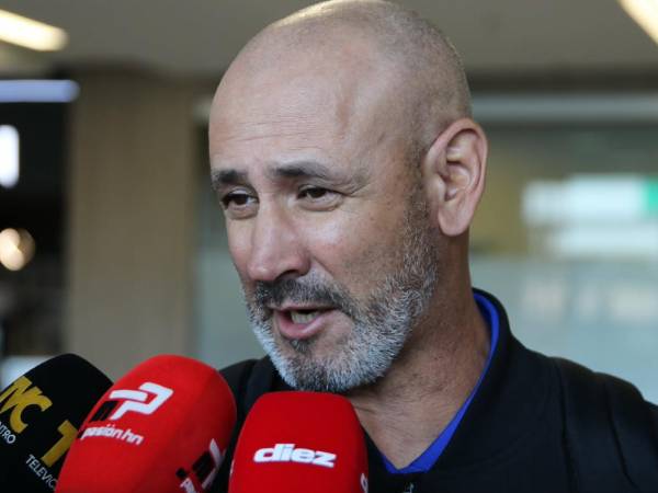 Eduardo Espinel en su regreso a Honduras tras los amistosos en Estados Unidos.