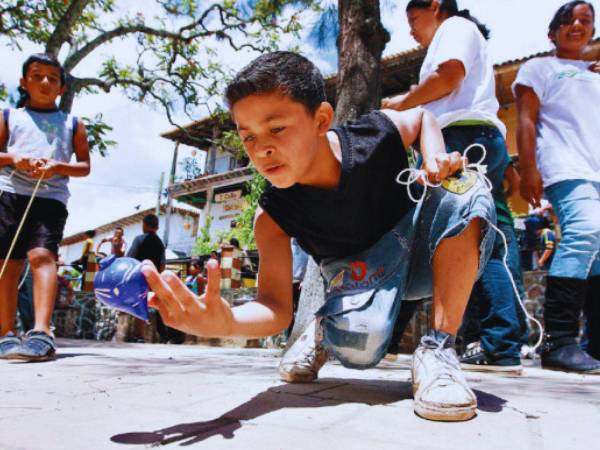 Jugar trompo es una habilidad digna de aplauso. Poder jugar estos juegos volverá a ser posible gracias al proyecto enfocado en fortalecer la identidad nacional a través de la recreación comunitaria.