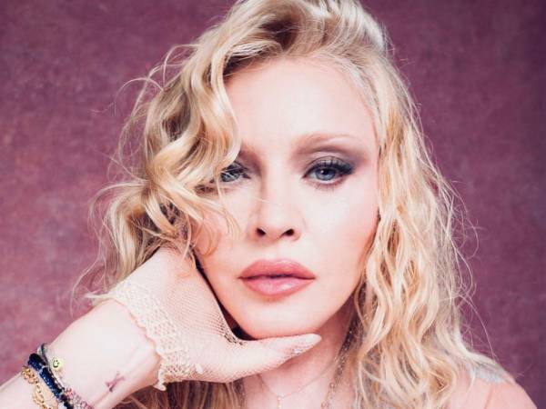 Casi veinte años después, Madonna vuelve a grabar con Warner, con quien lanzará su próximo álbum