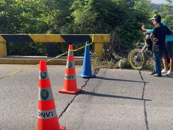El puente fue cerrado por completo al paso de peatones y vehículos, mientras se realizaban las primeras diligencias policiales.