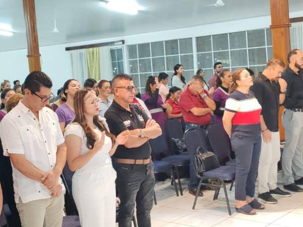 Los políticos liberales en jornada de oración en Santa Rosa de Copán.