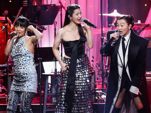 La ceremonia previa de los Grammy, celebrada el pasado sábado, cubrió gran parte de los premios de género, técnicos y especializados que no se presentaron durante la transmisión televisada principal que se realizó el domingo. La lista sintetiza los ganadores reportados específicamente de esa porción de la entrega de premios. En primer lugar, el reconocimiento internacional de Las guerreras K-Pop alcanzó una nueva dimensión con la premiación de “Golden” como la primera canción de K-Pop en recibir un Grammy en la categoría de mejor canción escrita para medios visuales.