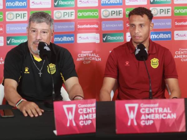 Hugo Veigas y<b> </b>Gustavo Moura en conferencia de prensa previo al juego entre Real España vs Plaza Amador.