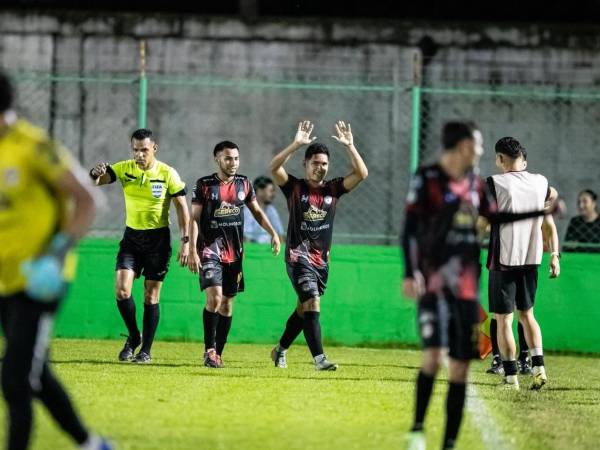 Marco Tulio Aceituno celebrando su gol que dio el triunfo al CD Choloma contra el Platense.