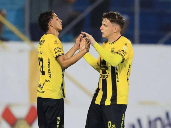 Nixon Cruz celebrando con Sayago el golazo a favor de la máquina del Real España ante Olimpia.
