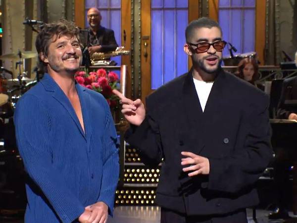 Pedro Pascasl y Bad Bunny durante uno de los varios programas que han hecho juntos en Saturday Night Live.