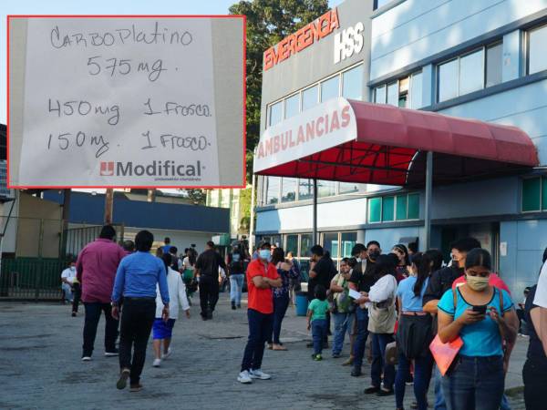 Derechohabientes se forman en fila cerca de la emergencia del hospital regional del IHSS en una fotografía de archivo.