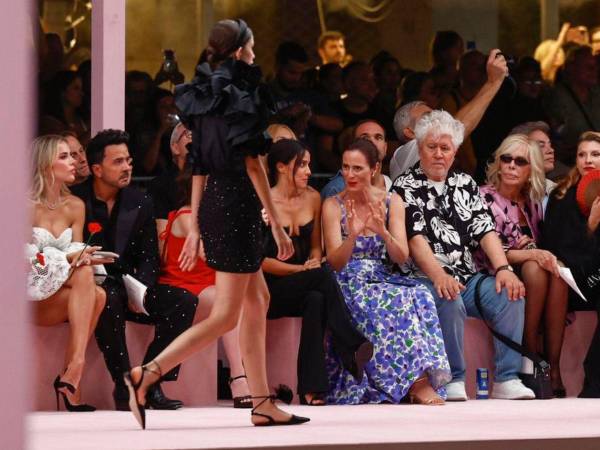Águeda López, Luis Fonsi y el director Pedro Almodóvar, entre algunas actrices, este jueves en el desfile de Carolina Herrera, que presenta su colección primavera-verano 2026, en la Plaza Mayor de Madrid.