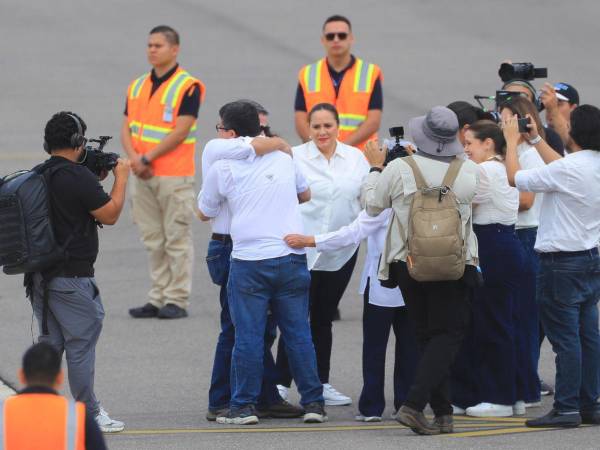 El expresidente Juan Orlando Hernández arribó este domingo al Aeropuerto Internacional de Palmerola, donde fue recibido por su familia tras más de cuatro años fuera de Honduras. Estas son las imágenes que dejó su arribo.