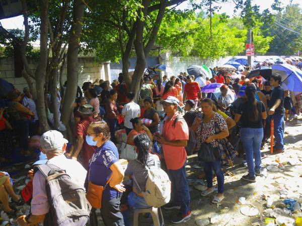 La entrega del bono familiar estuvo marcada por largas filas, cansancio y denuncias de desorganización en el proceso.