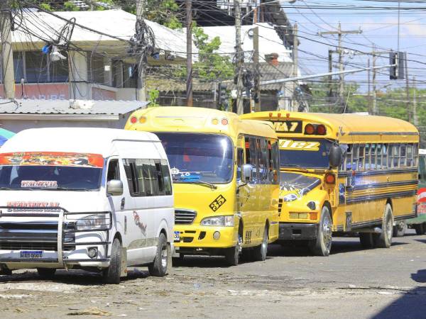 Desde el inicio de esta semana, varias unidades de transporte público comenzaron a cobrar 15 lempiras por pasaje.