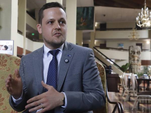 Daniel W. Bloemers, jefe de la Sección Económica y Comercial para Centroamérica de la Unión Eruopea, en una entrevista con Diario La Prensa, en San Pedro Sula, Honduras, sobre el Acuerdo de Asociación con Centroamérica y el Reglamento de la Unión Europea sobre la Deforestación.
