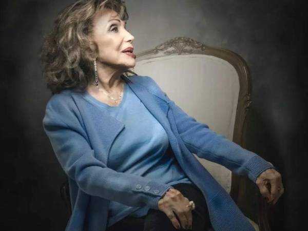 La leyenda viviente del cine y la televisión mexicana María Victoria reapareció públicamente para rendir un emotivo homenaje a la Virgen de Guadalupe durante las tradicionales Mañanitas del 12 de diciembre. A sus más de cien años, la actriz y cantante volvió a demostrar por qué su figura sigue siendo un símbolo de la cultura popular mexicana.