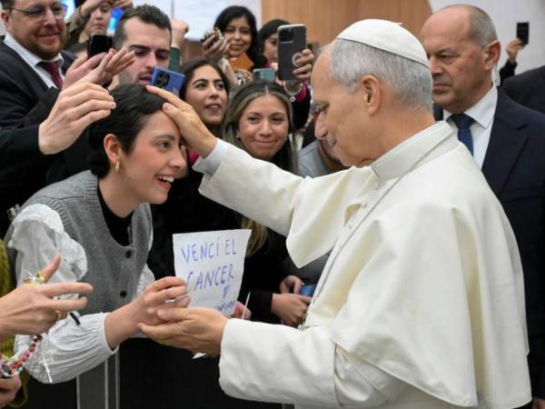 Un instante inesperado marcó la primera audiencia general del año 2026 en la Ciudad del Vaticano, cuando una historia personal que incluye a una joven hondureña que venció el cáncer logró abrirse paso entre la multitud y captar la atención del papa León XIV en el Aula Pablo VI.