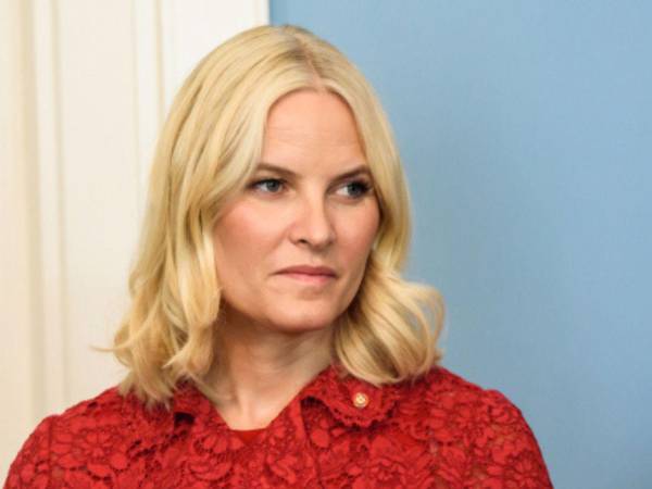 Marius Borg Høiby inició este martes un juicio por agresiones mientras la princesa Mette-Marit sufre rechazo tras revelarse su amistad con Jeffrey Epstein.