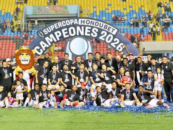 Los futbolistas de Olimpia celebran un nuevo título tras imponerse en el clásico hondureño. El León inicia la temporada con gloria.