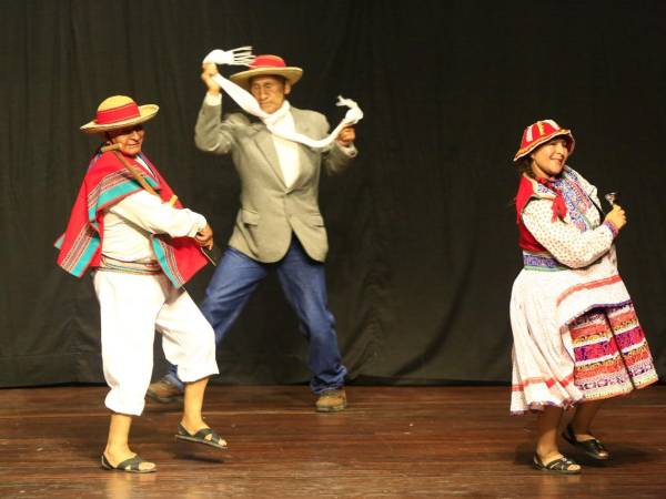 Los peruanos bailaron lo tradicional en las fiestas de la sierra; conocida como huayno.