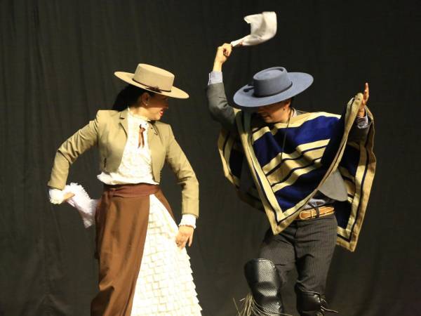 Los bailarines chilenos conquistaron al público local con la ejecución de las danzas jota y la cueca, dos tipos de bailes originarios de Chile.