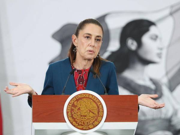 La presidenta de México, Claudia Sheinbaum, habla durante una rueda de prensa este miércoles, en el Palacio Nacional de la Ciudad de México (México).