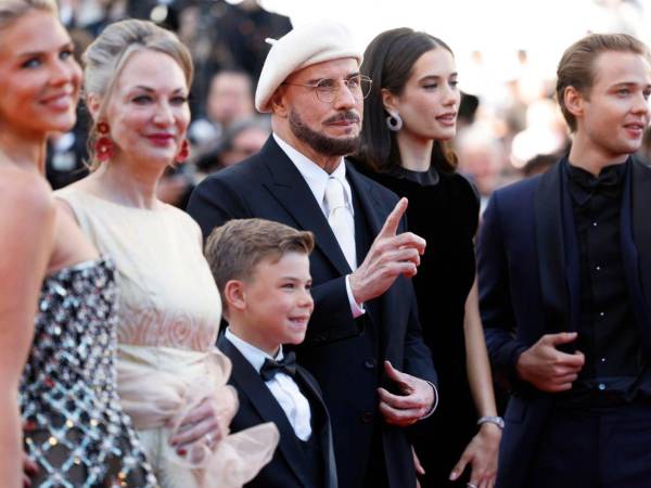 Olga Hoffmann, Kelly B. Eviston, Clark Shotwell, John Travolta, Ella Bleu Travolta y Edouard Philipponnat asistieron al estreno de Karma durante el 79º Festival de Cine de Cannes, en Cannes, Francia.
