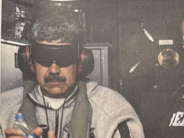 Nicolás Maduro, esposado y con la visión bloqueada, en el buque USS Iwo Jima.