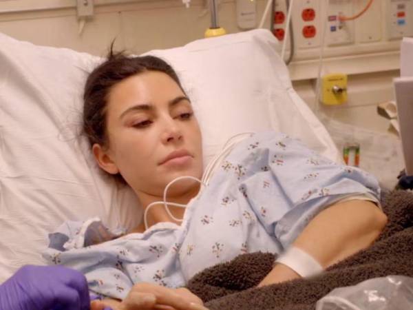 Kim Kardashian protagoniza uno de los momentos más delicados del adelanto de la octava temporada de “The Kardashians”, luego de revelar que padece esofagitis y aparecer en una cama de hospital durante una evaluación médica. La situación generó preocupación entre sus familiares debido al antecedente de salud de su padre, Robert Kardashian.