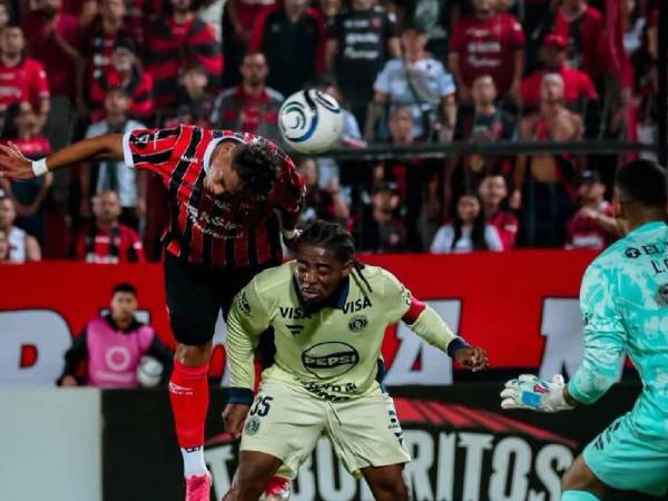 Búho Meléndez fue superado en el segundo gol del Alajuelense en el juego realizado en el estadio Alejandro Morera Soto.