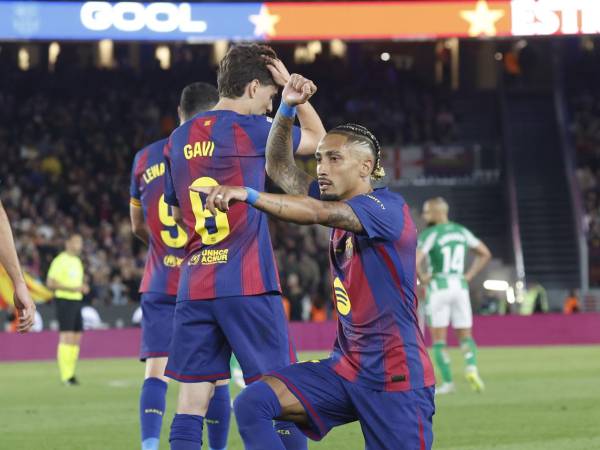 Raphinha celebrando su segundo gol del partido contra el Betis.