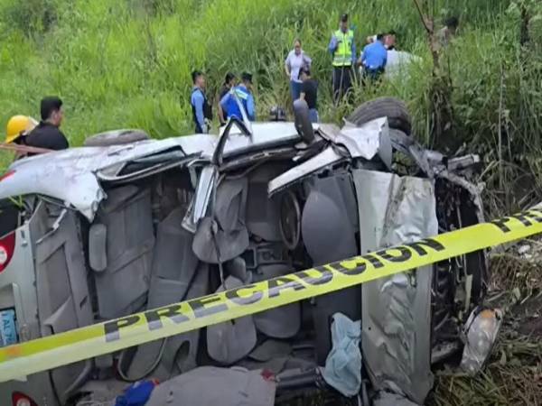 Un<a rel=noopener noreferrer href=https://www.laprensa.hn/fotogalerias/sucesos/honduras-delsy-hernandez-policia-murio-despistarse-peligrosas-curvas-yoro-IE31719441 target=_blank><b> </b>accidente vial</a><b> </b>cobró la vida de tres personas y dejó a una menor herida en el tramo carretero conocido como “<b>Las Curvas</b>”, en el municipio de Ceguaca, <b>Santa Bárbara. El <a rel=nofollow noopener noreferrer href=https://www.facebook.com/reel/1626726029463566 target=_blank>fatídico hecho</a> ocurrió en horas de la madrugada de este sábado, cuando el vehículo tipo camioneta, color gris, en el que se conducían las cuatro personas, volcó. Fotografías de redes sociales. </b>