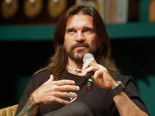 El colombiano, conocido por éxitos como 'Es por ti' o 'La camisa negra', incluyó en el álbum los cuatro sencillos que ya había lanzado.