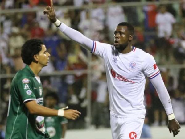 Yustin Arboleda se desatapó con un hat-trck en la goleada del cuadro olimpista en juego realizado en el estadio Carlos Miranda de Comayagua.