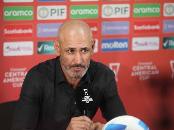 Eduardo Espinel en conferencia de prensa tras el triunfo del Olimpia ante Real Estelí.