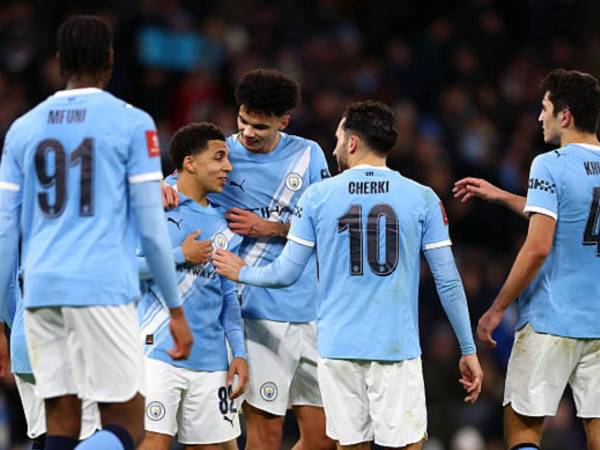 Juagdores del Manchester City celebrando la victoria ante el Exeter