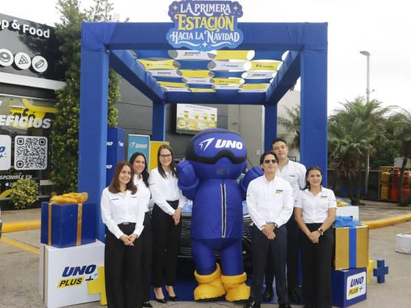 Representantes de UNO y Pronto presentan “La primera estación hacia la Navidad”, una promoción que busca premiar la preferencia de los hondureños con cuatro vehículos Toyota Corolla Cross y premios al instante a través de la aplicación UNO Plus.