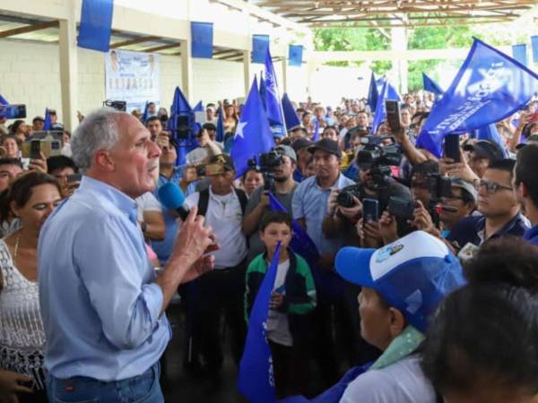 Aquí me tienen para reconstruir Santa Bárbara, no les voy a fallar, dijo el presidenciable nacionalista Nasry Asfura.