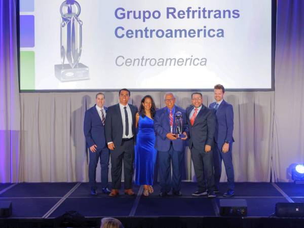 Jason Foreman, Gerente General Carrier Equipos de Refrigeración Américas; Eduardo Aguilar, Refritrans USA; Stacy Aguilar, Refritrans Costa Rica; Ronaldo Aguilar, Gerente General Grupo Refritrans; Alejandro Genera, Director Comercial Carrier Latam; y Theo Stork, Gerente General Carrier Latam.